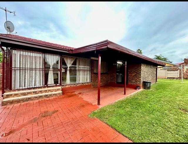 3 BEDROOM HOUSE FOR SALE IN THE ORCHARDS